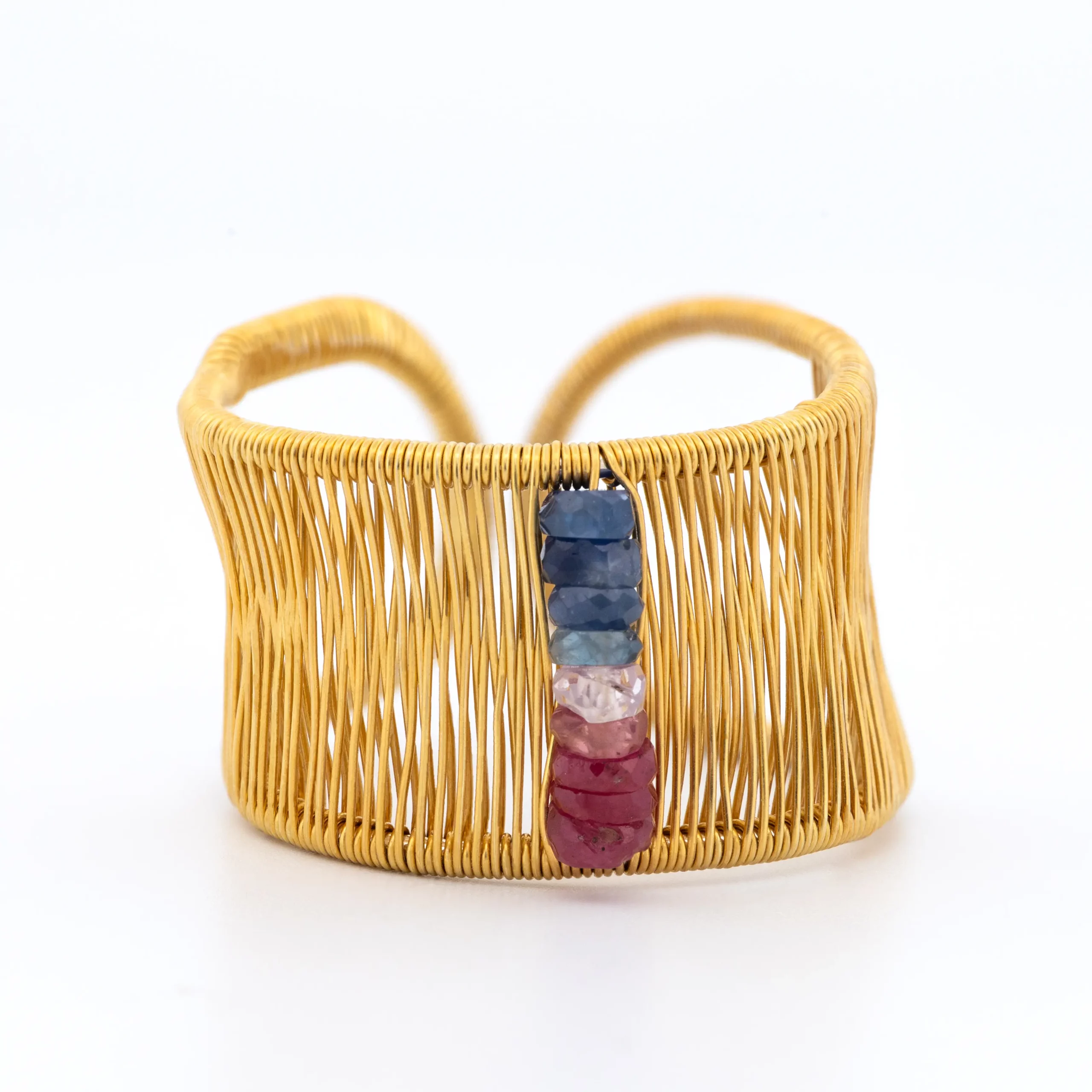 Pierścionek pozłacany Alto z rubinami i szafirami, otwarty, regulowany, packshot.