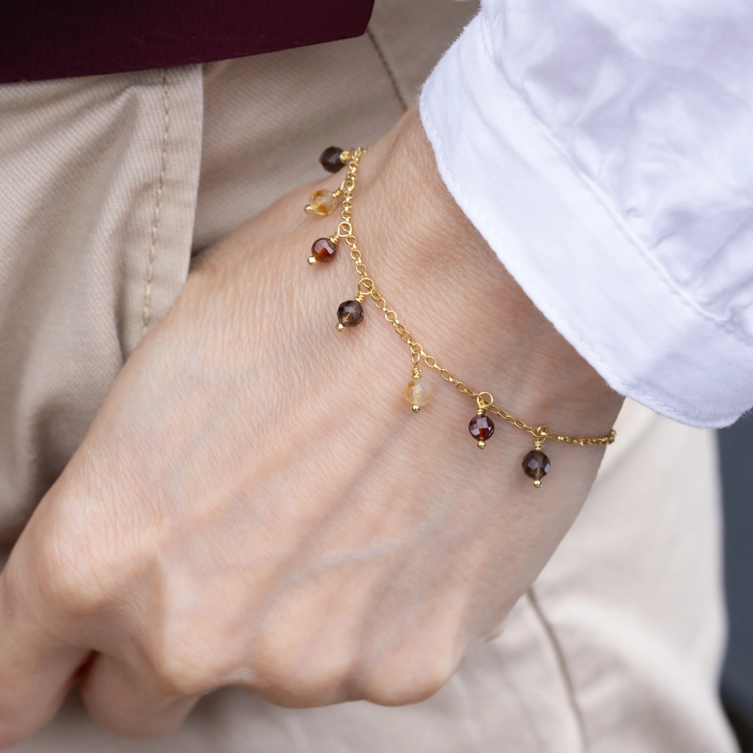 Pozłacana srebrna bransoletka łańcuszkowa Terra z kwarcem dymnym, cytrynem i granatem. Na modele. W palecie barw ziemi.