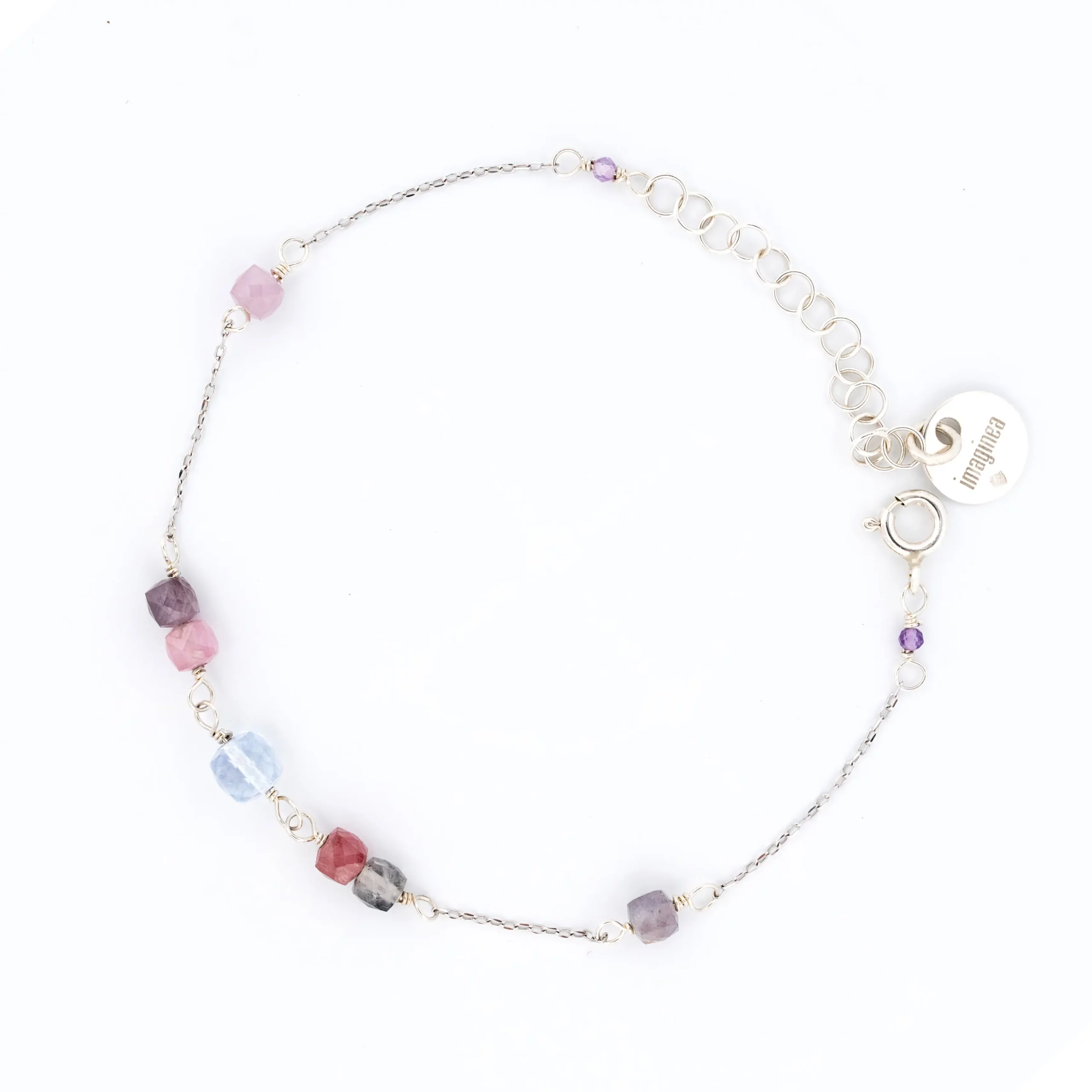 Bransoletka srebrna, łańcuszkowa z błękitnym topazem i kolorowymi spinelami, packshot.