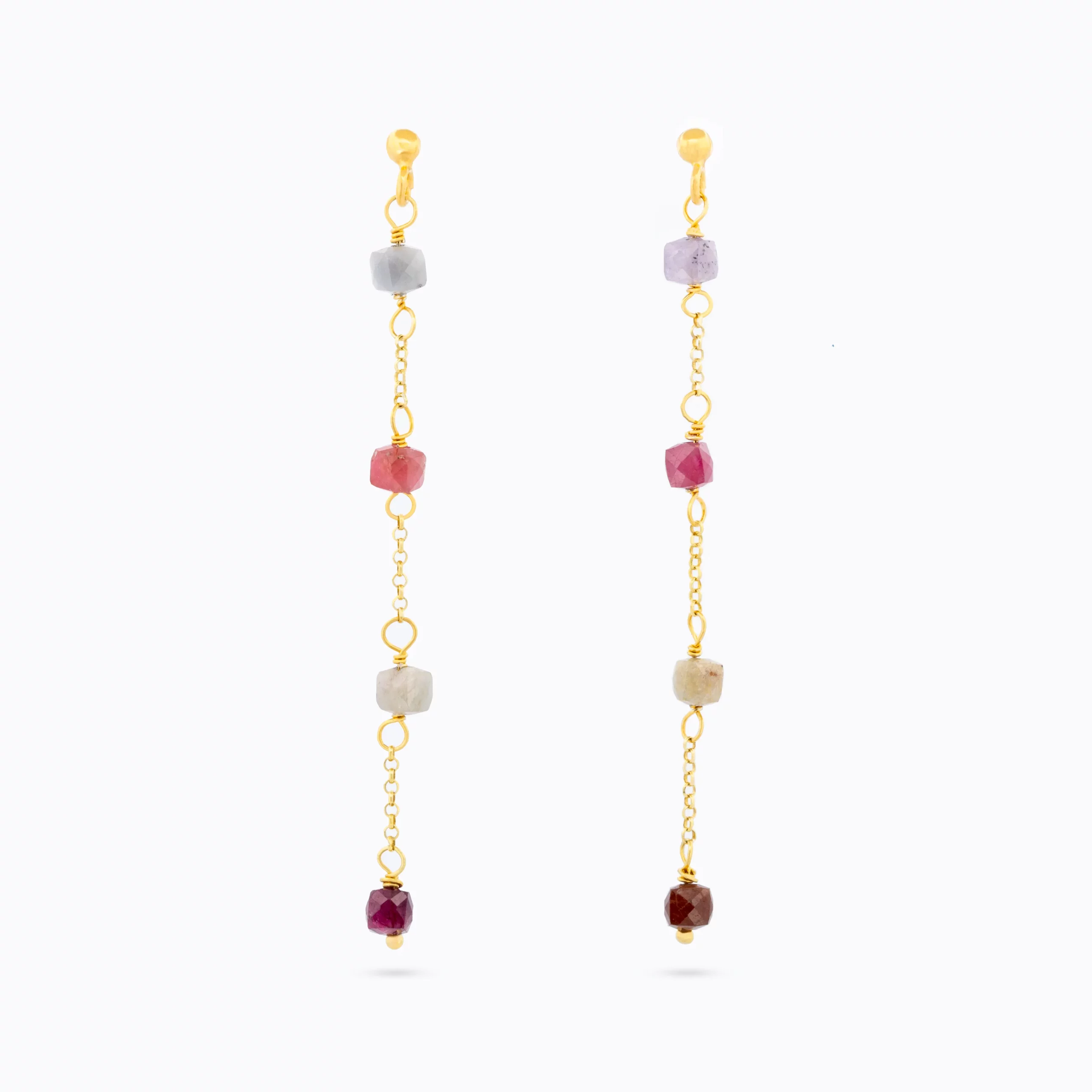 Kolczyki pozłacane z kolekcji Cuatro z kolorowymi spinelami na modelce.