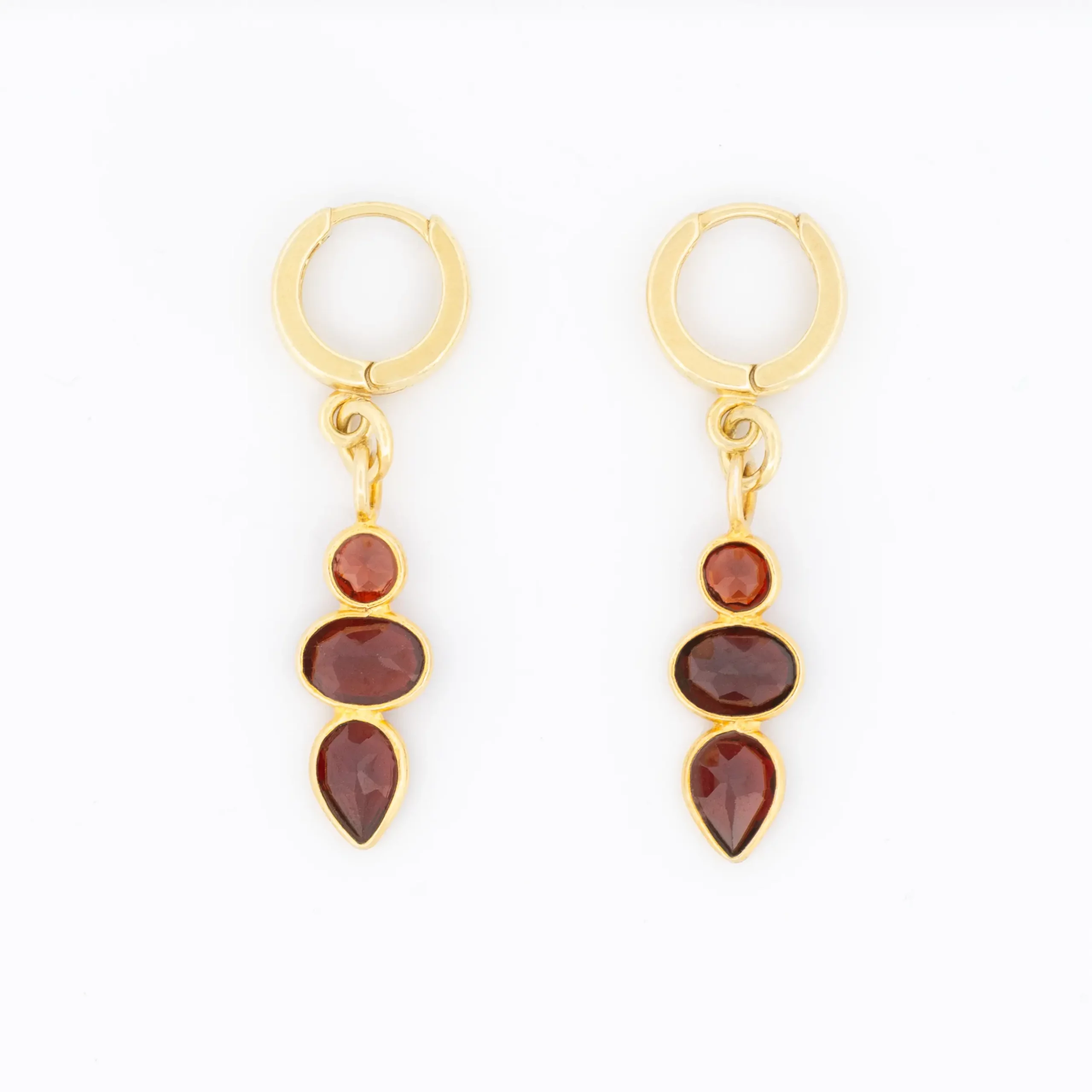 Wiszące pożlacane kolczyki z kolekcji Elegance z granatami.