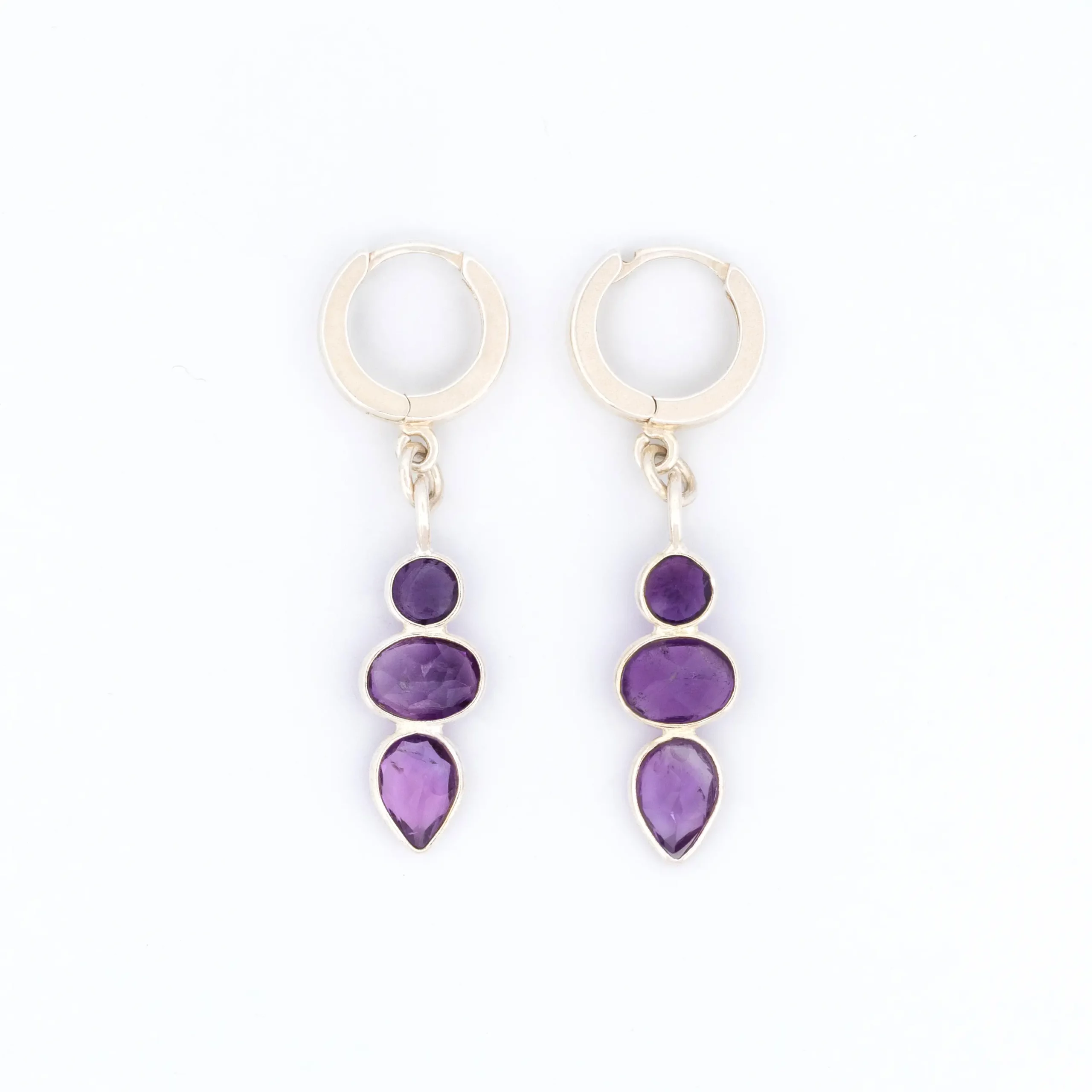 Kolczyki z kolekcji Elegance, srebrne z fioletowymi ametystami.