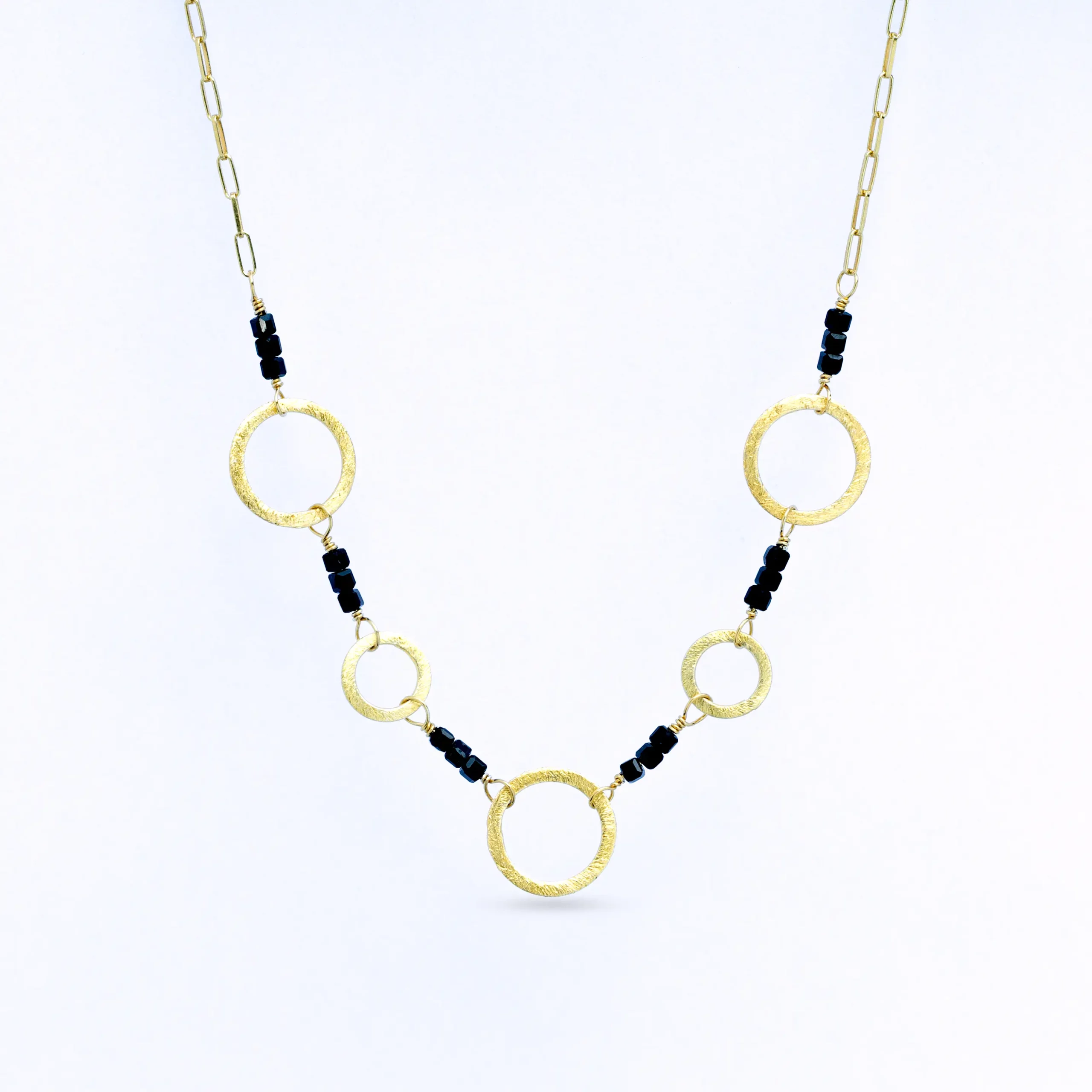 Naszyjnik Circle pozłacany z czarnym turmalinem, packshot.