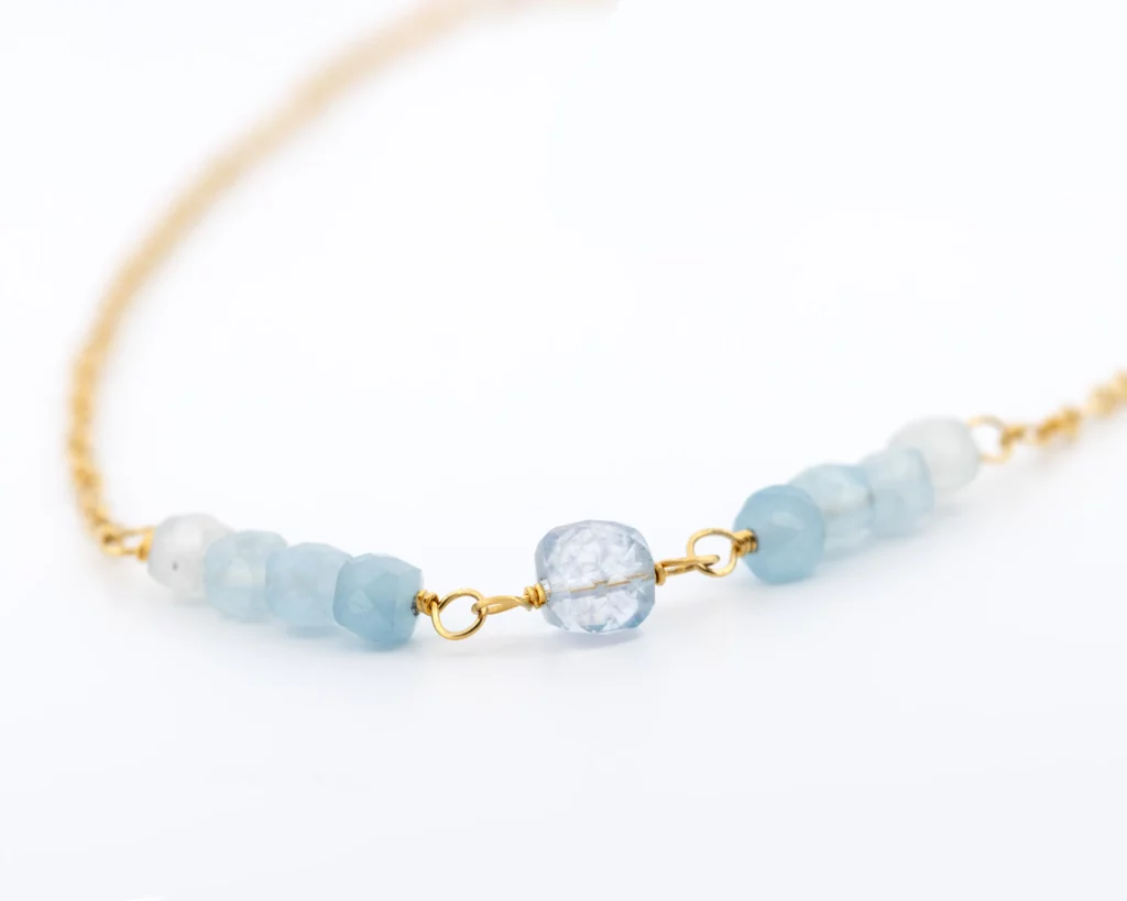 Naszyjnik z kolekcji Aqua pozłacany srebrny z topazem i akwamarynami, packshot detal.