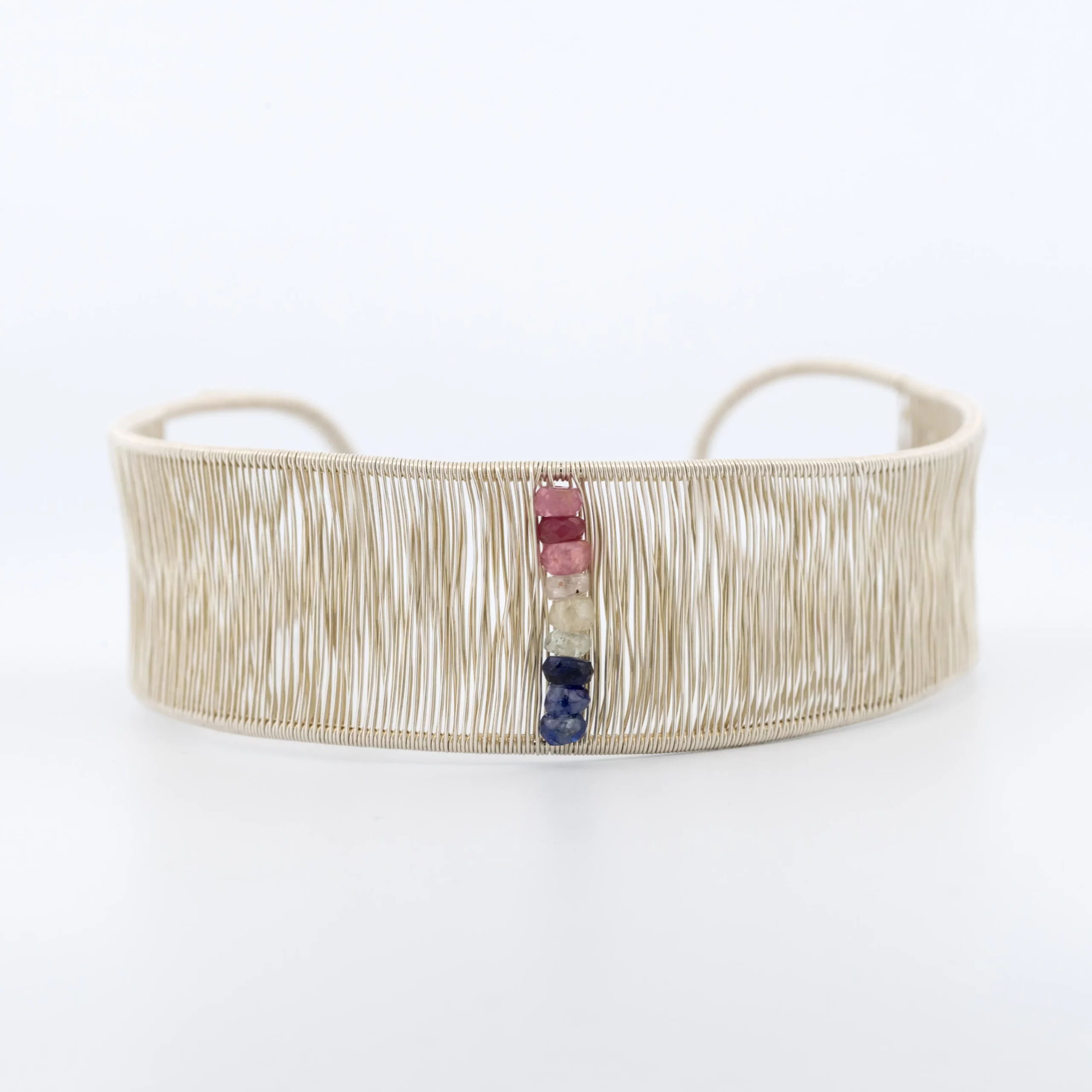 Bransoletka otwarta srebrna z rubinami i szafirami, packshot.