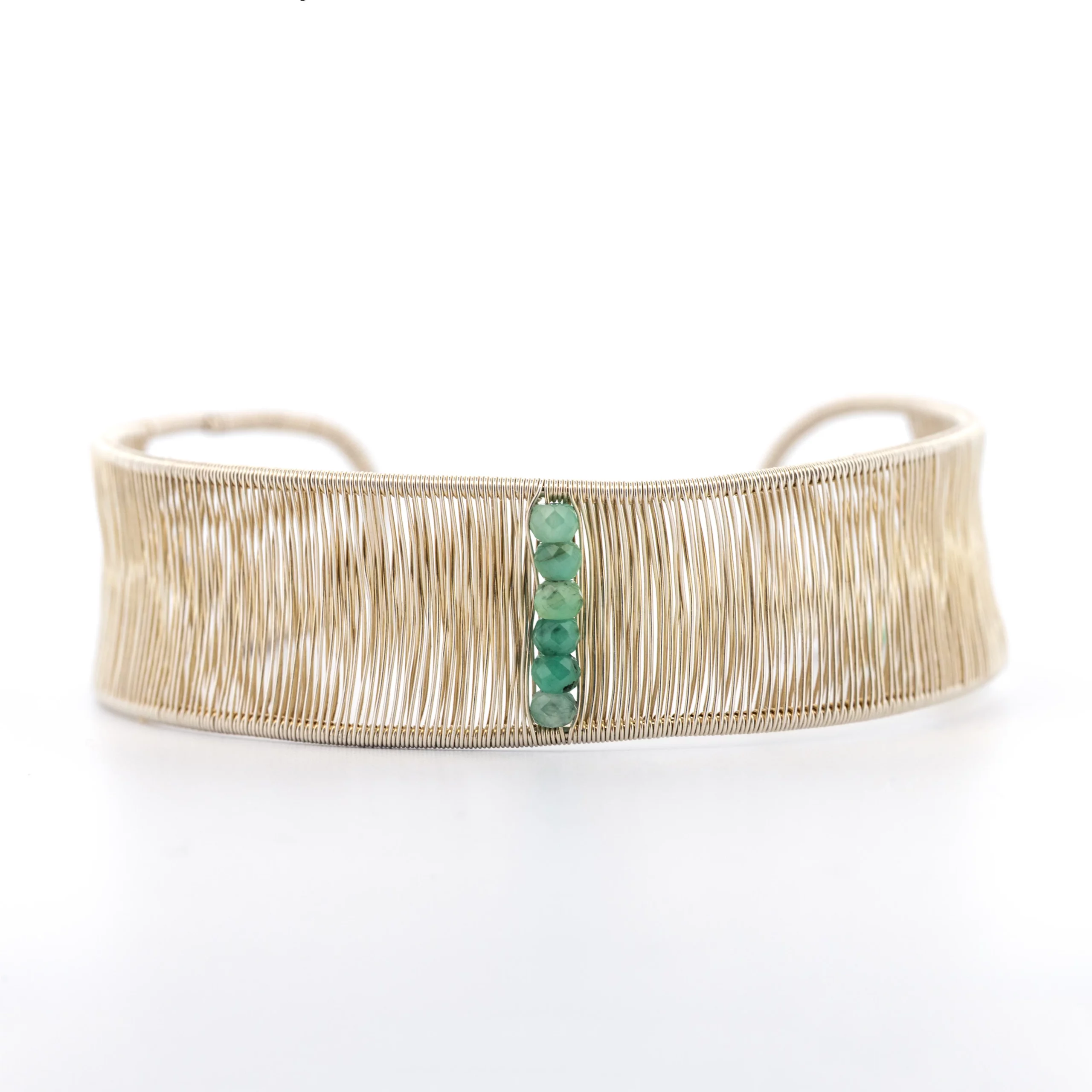 Srebrna bransoletka otwarta, regulowana z kolekcji Alto ze szmaragdami, packshot.