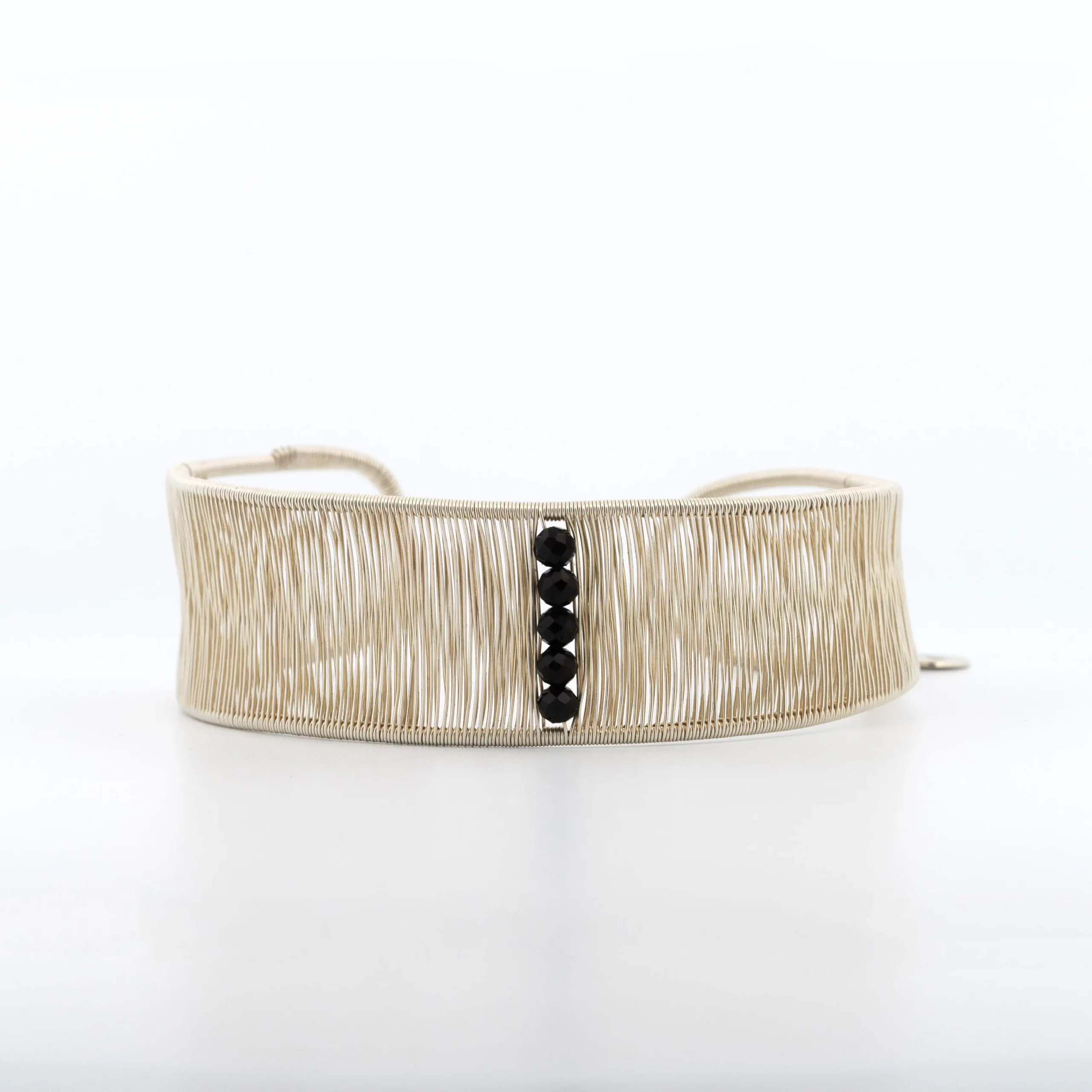 Bransoletka otwarta, srebrna Alto z czarnymi onyksami, packshot.