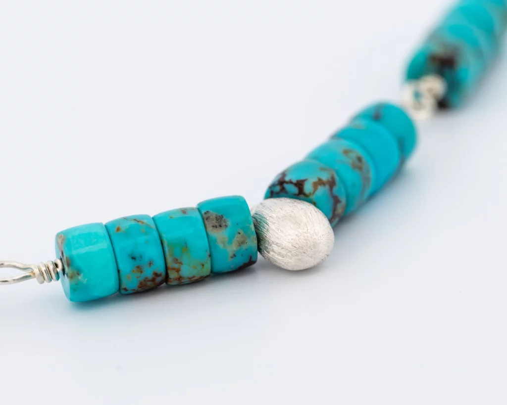 Naszyjnik srebrny Gota z turkusami i srebrna łezką, packshot, detal.