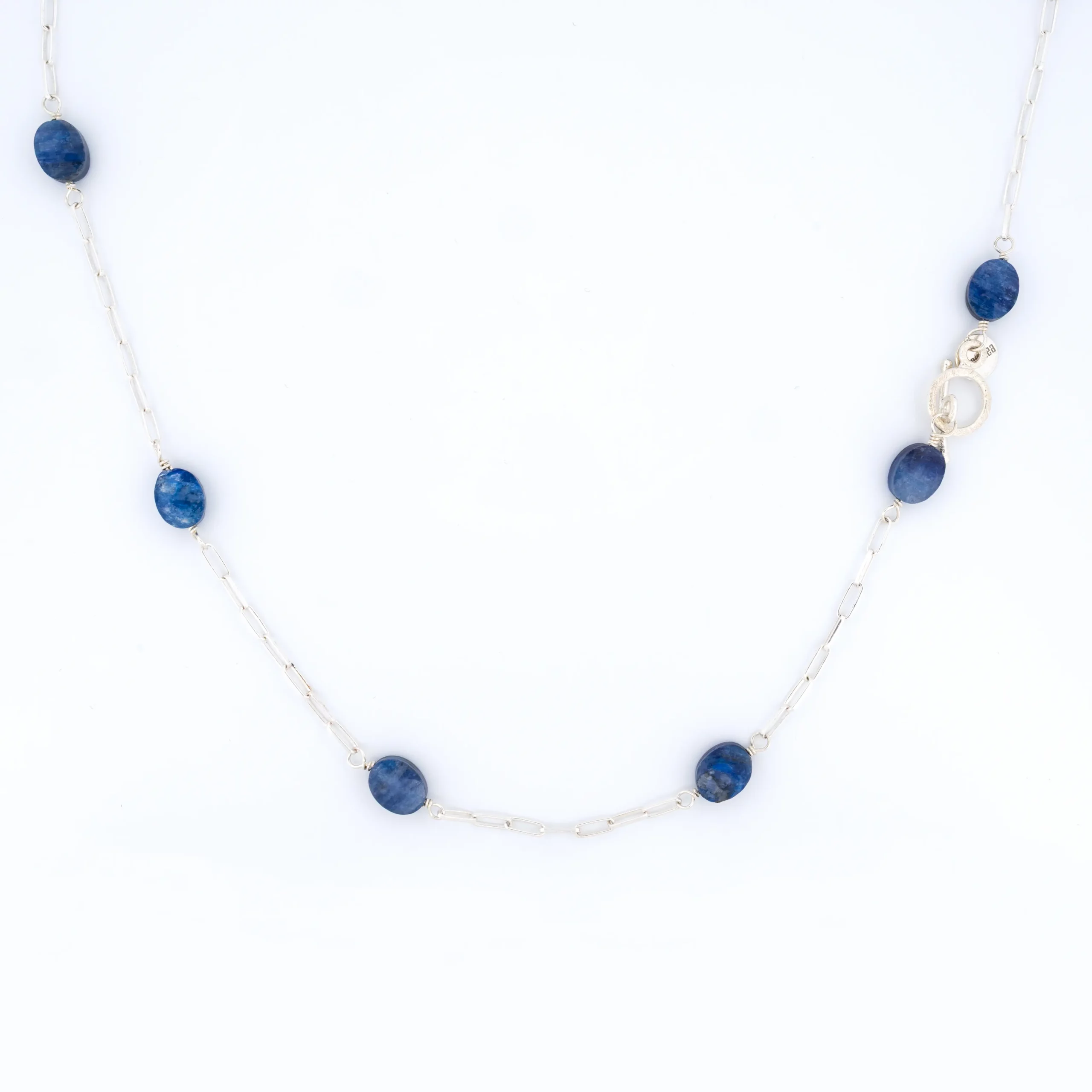 Długi naszyjnik z kolekcji Lungo, srebrny z błękitno-granatowymi kianitami z ozdobnym zapięciem toggle, packshot.