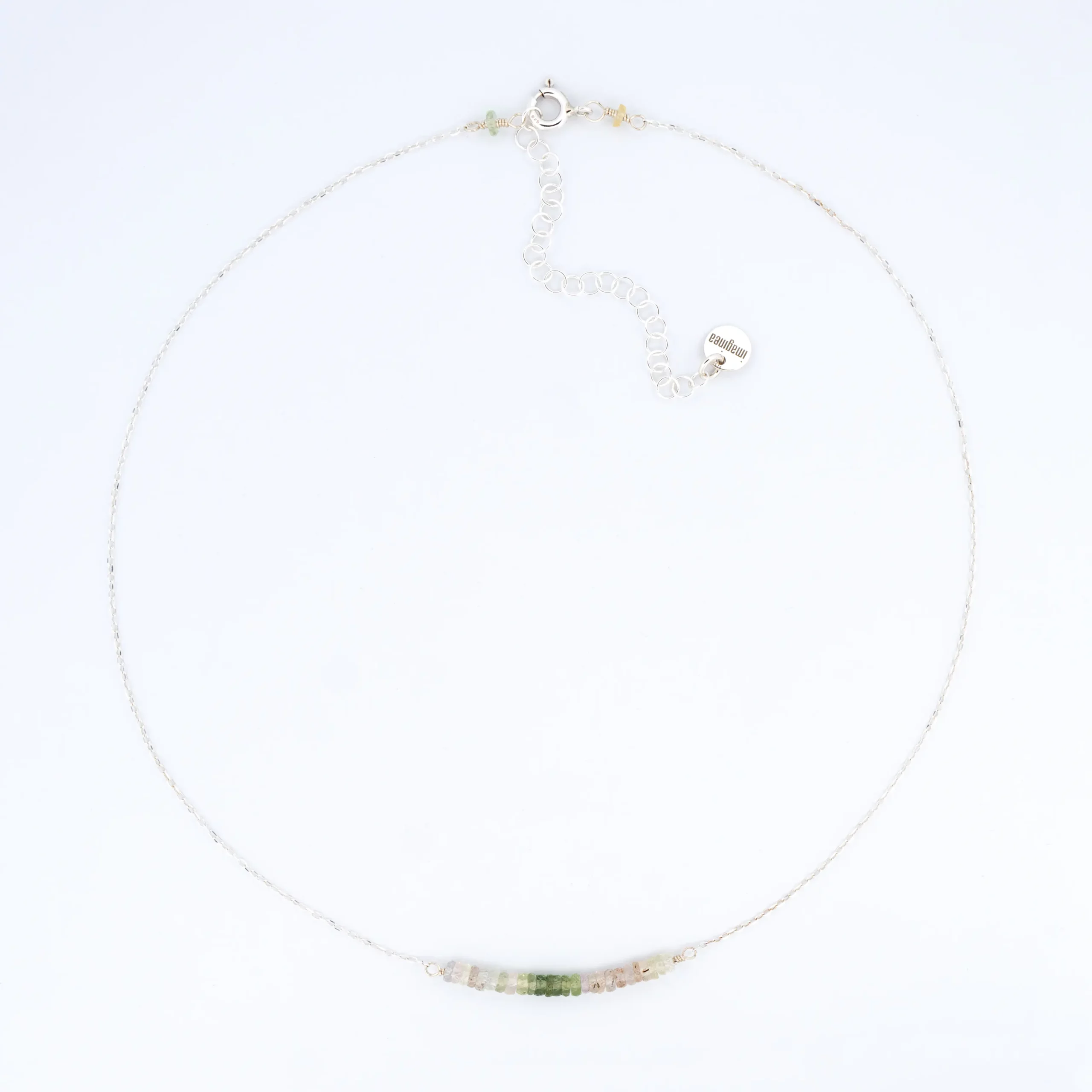 Naszyjnik srebrny z kolekcji Minimal Ombre z zielonymi szafirami, packshot.