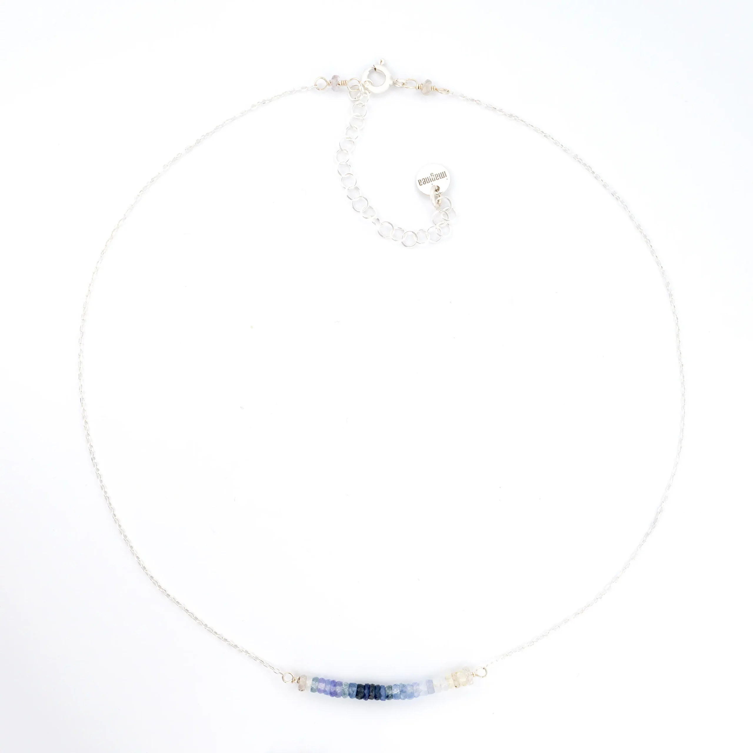 Naszyjnik srebrny z kolekcji Minimal Ombre z pięknymi cieniowanymi niebieskimi szafirami, packshot.