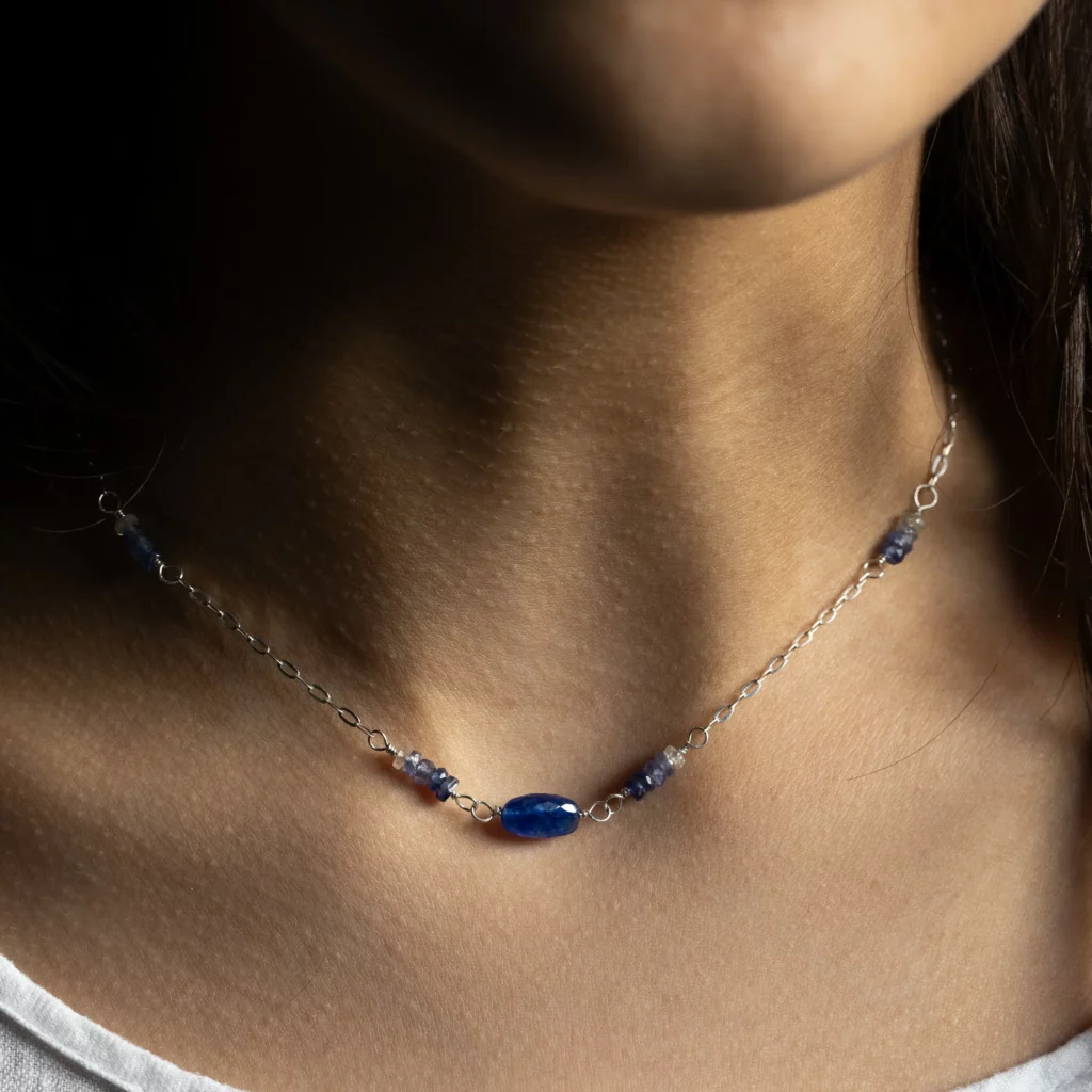 Naszyjnik z kolekcji Ombre srebrny z owalnym, pieknym szafirem na modelce.