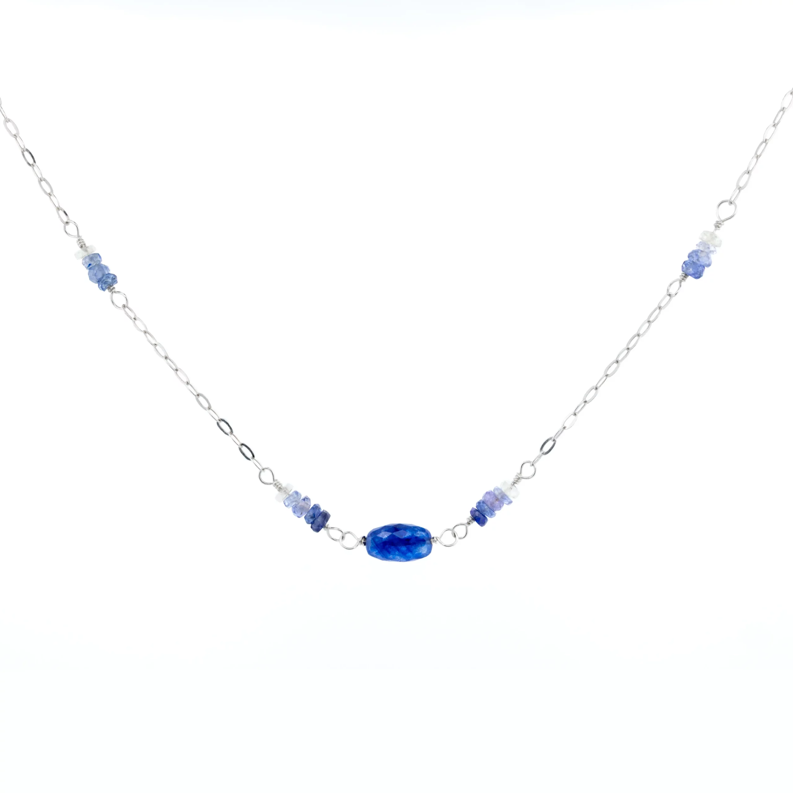 Naszyjnik srebrny z kolekcji Ombre z pięknym owalnym szafirem, packshot.
