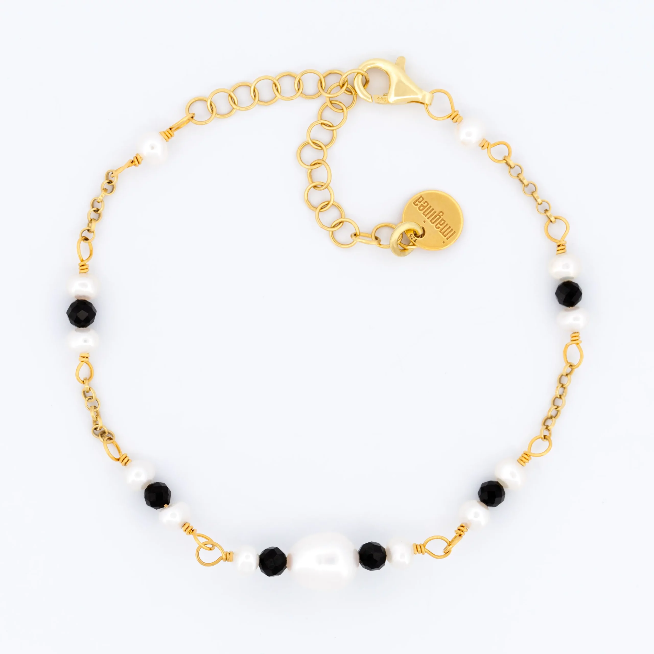 Srebrna, pozłacana bransoletka z kolekcji Perla z perłami słodkowodnymi i czarnymi onyksami, packshot.