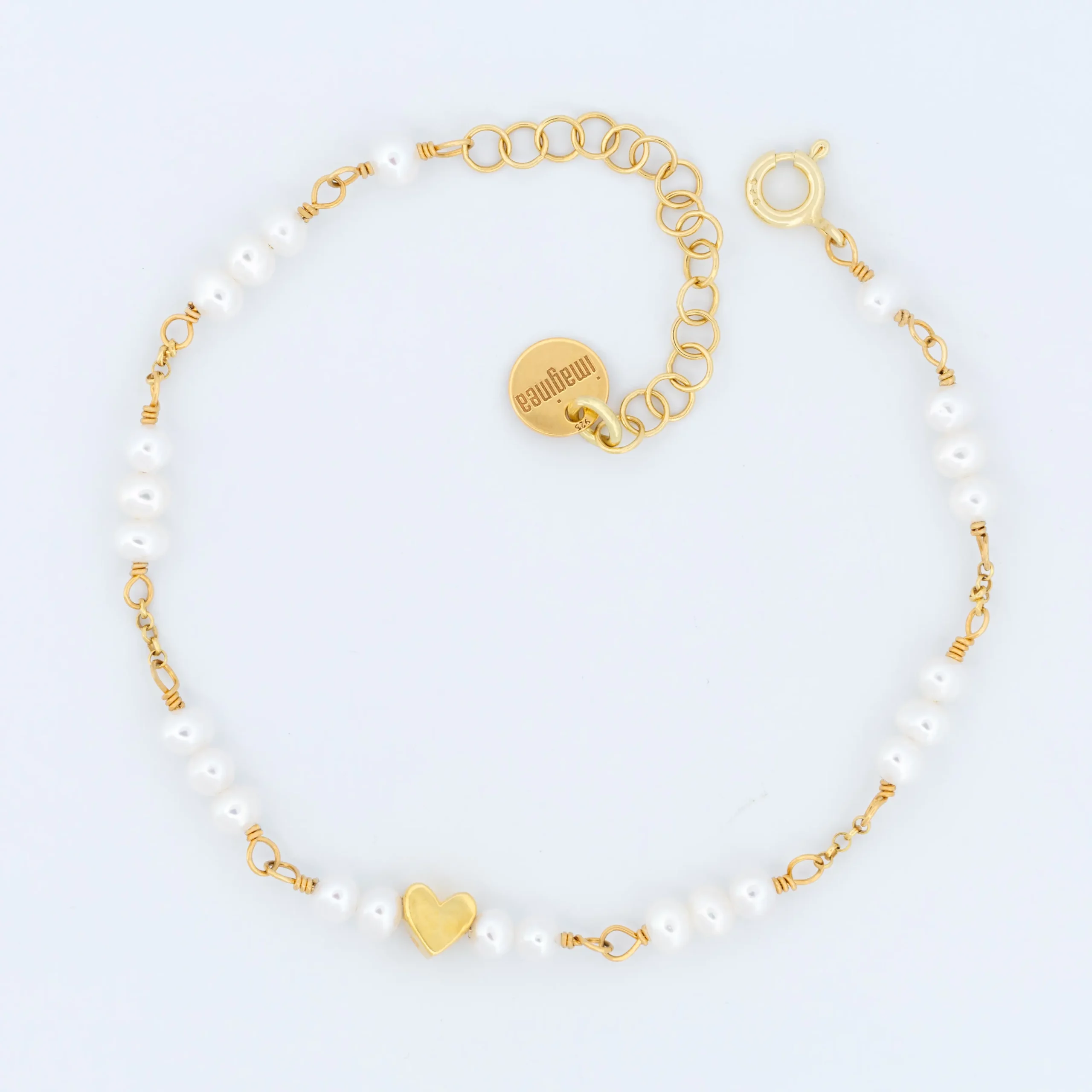 Delikatna bransoletka z pozłacanego srebra i pereł słodkowodnych z motywem serca.