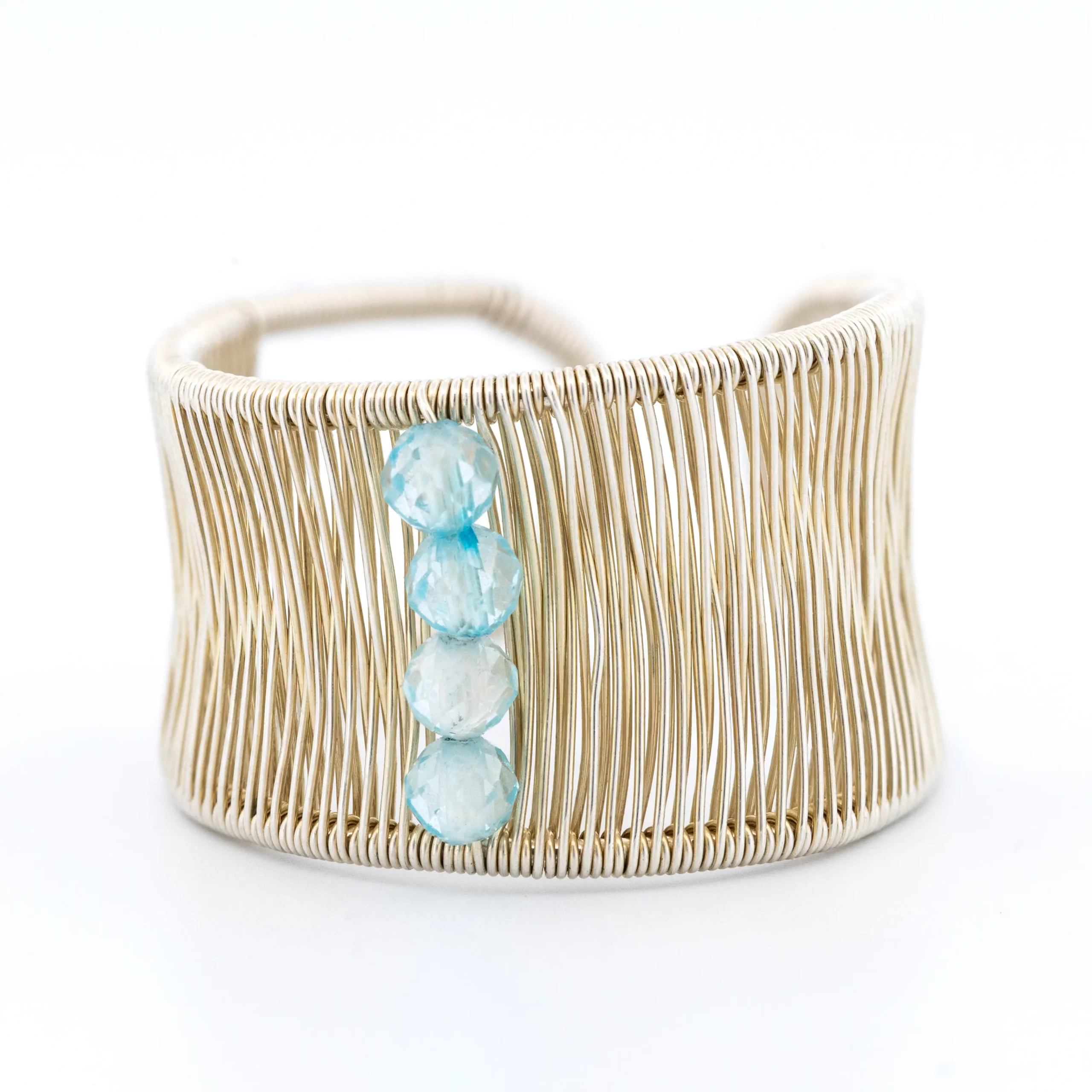 Pierścionek srebrny z błękitnymi topazami z kolekcji Alto - ażurowa, ręcznie wykonana forma.