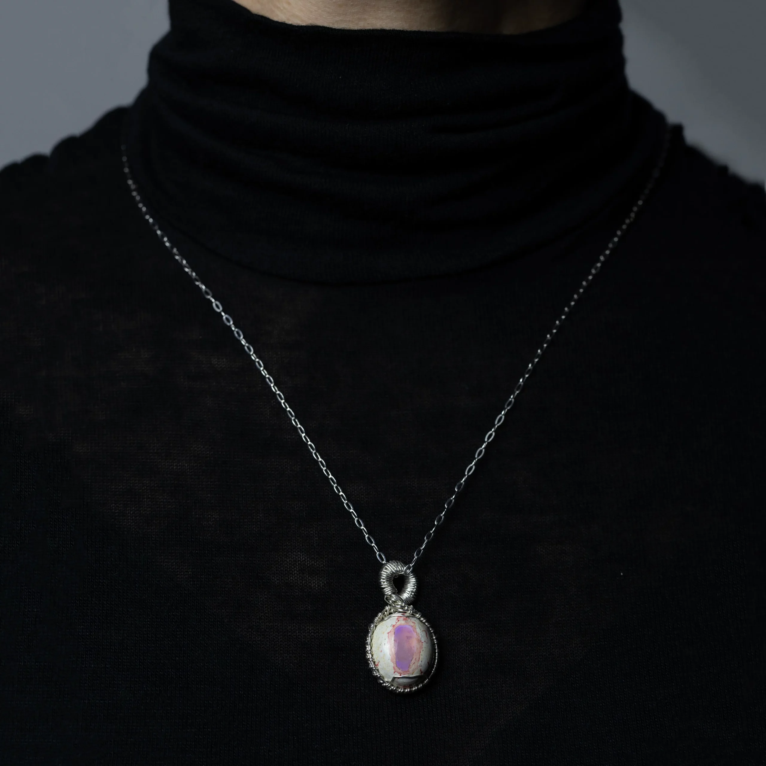 Naszyjnik srebrny z opalem meksykańskim w skale macierzystej, handmade. Unikat, biżuteria artystyczna na modelce.