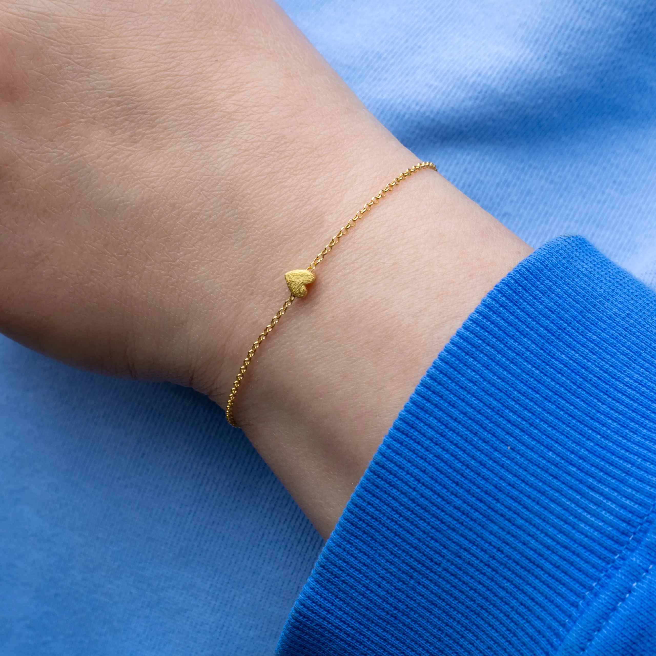 Łańcuszkowa bransoletka pozłacana, srebrne Petit z małym sercem na nadgarstku.