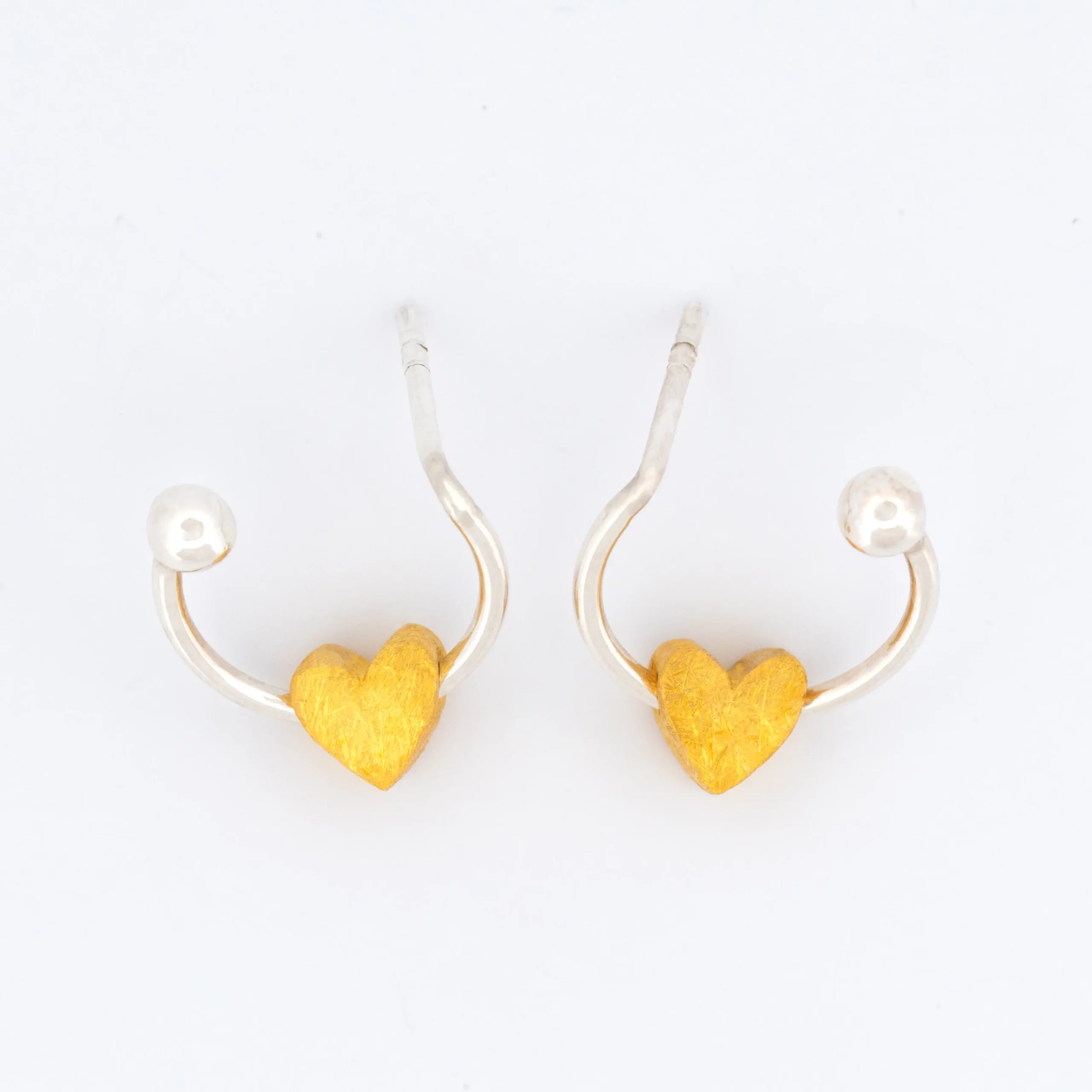 Kolczyki srebrne Petit Doble z pozłacanym sercem, packshot.