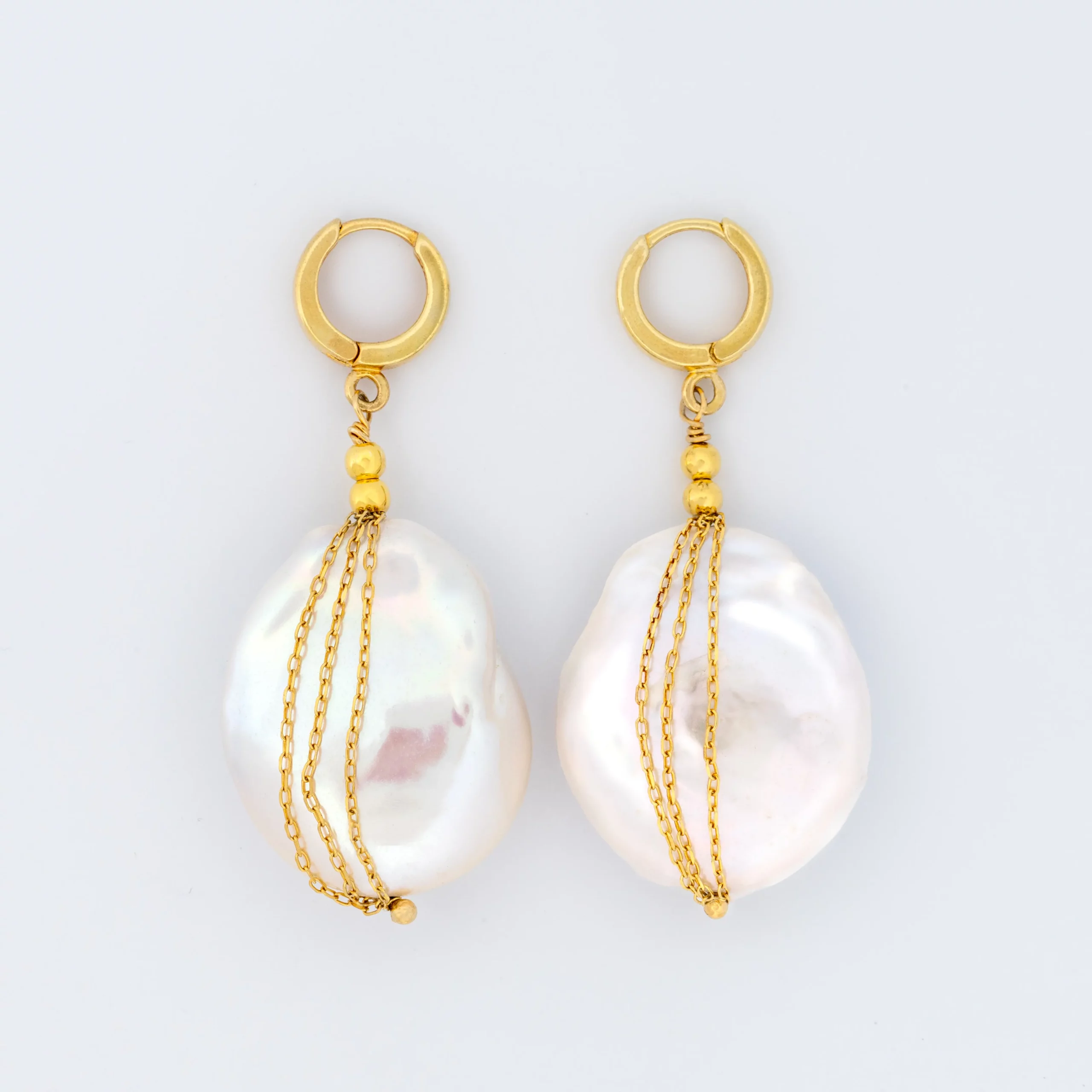 Perla Flow Baroque wyjątkowe kolczyki z unikatowymi perłami barokowymi, z opływającymi je pozłacanymi łańcuszkami srebrnymi.