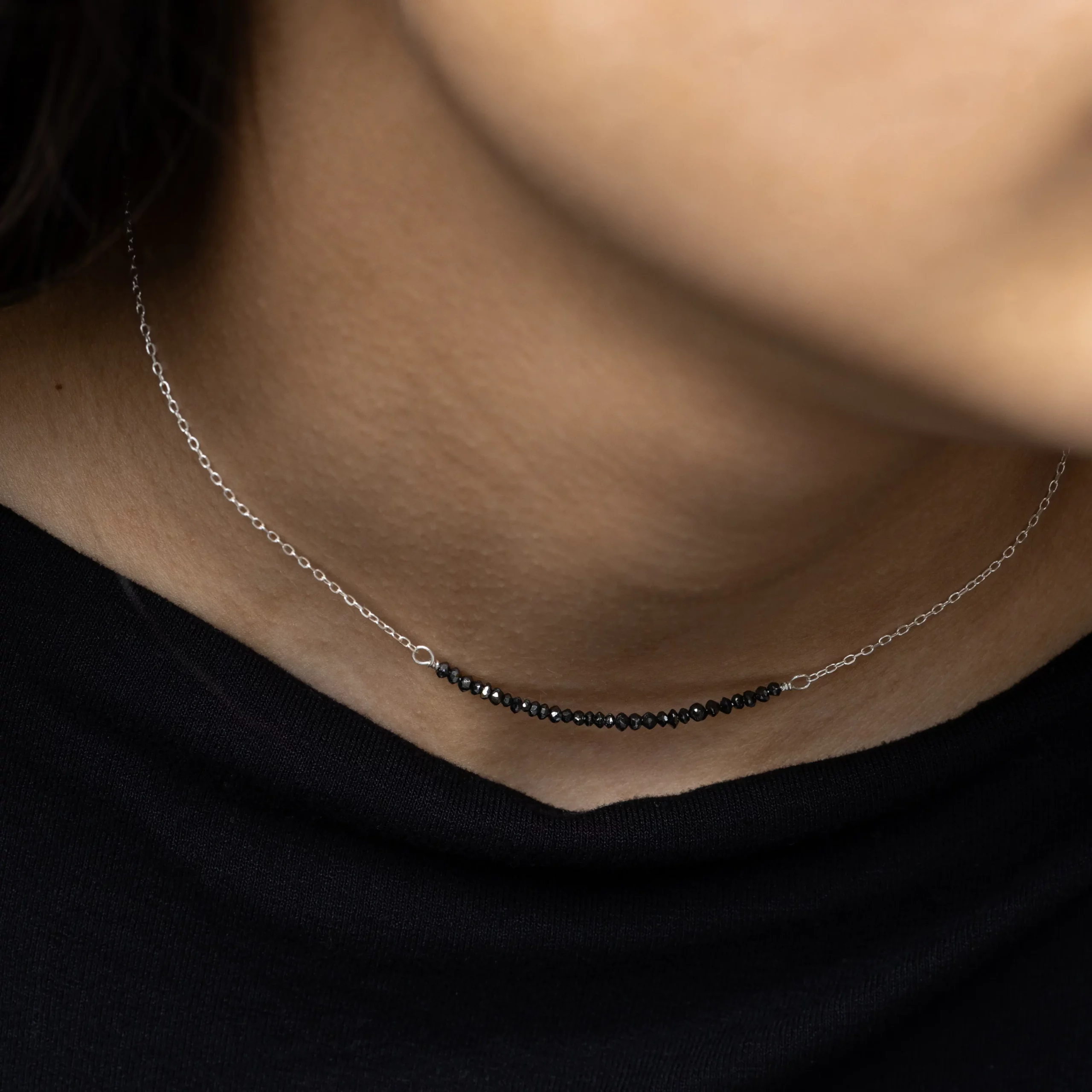 Naszyjnik ze srebra i czarnych naturalnych diamentów Minimal Black Diamond na modelce.