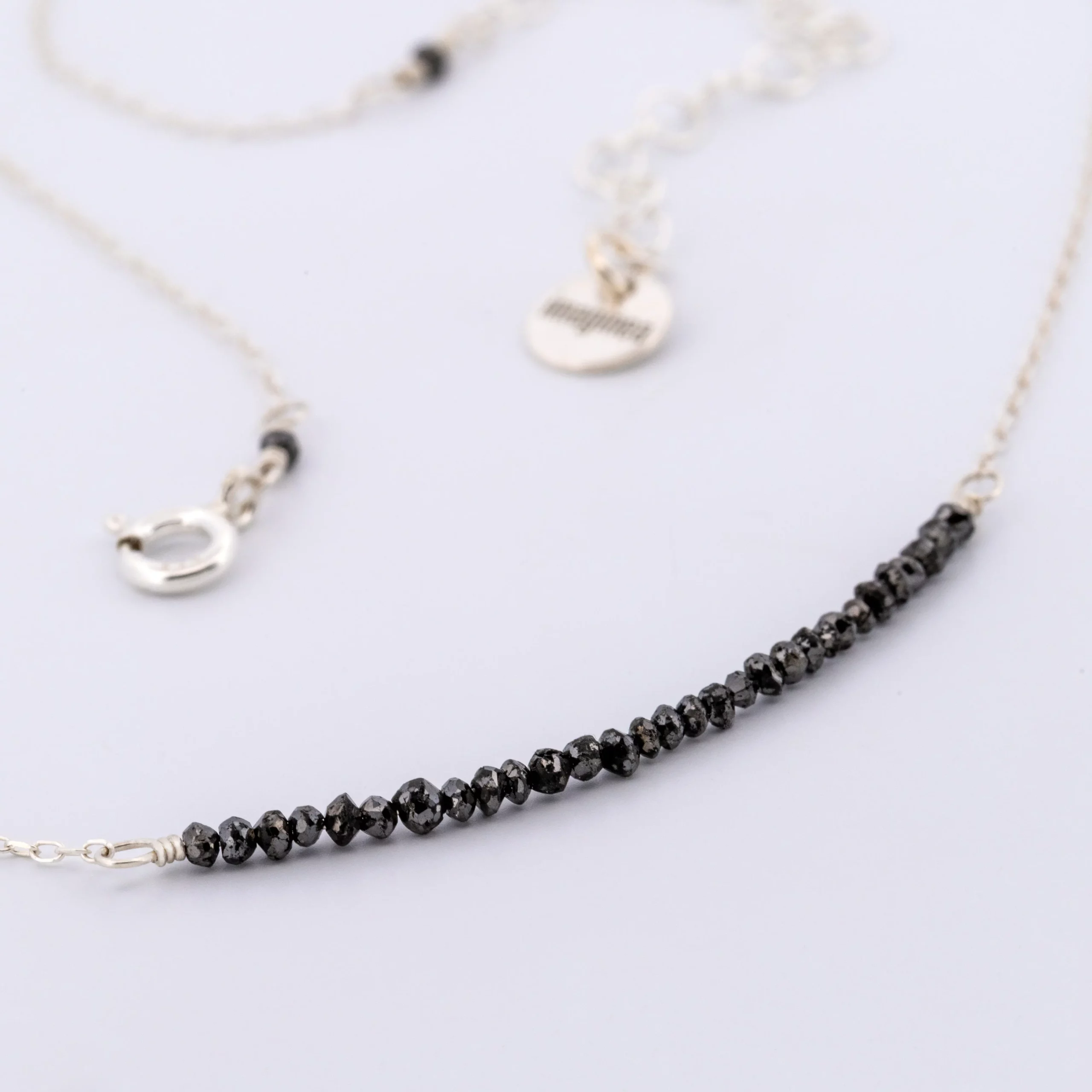 Srebrny naszyjnik Minimal Black Diamond z czarnymi, fasetowanymi diamentami, packshot.