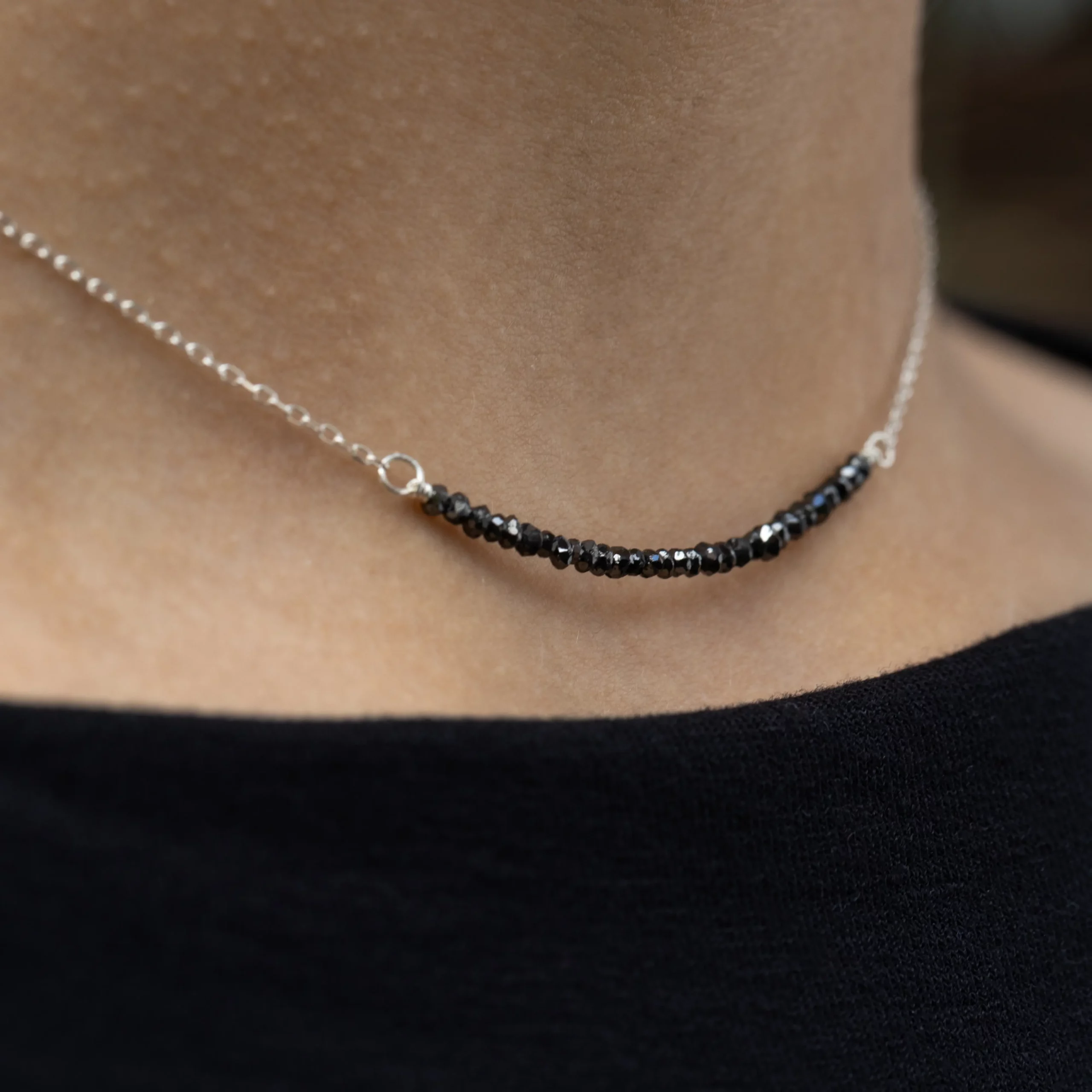 Naszyjnik srebrny z czarnymi diamentami Minimal Black Diamond na modelce.